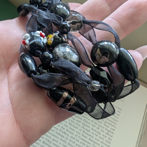 Elegant Black Beaded Bracelet - Picture 4 of 13